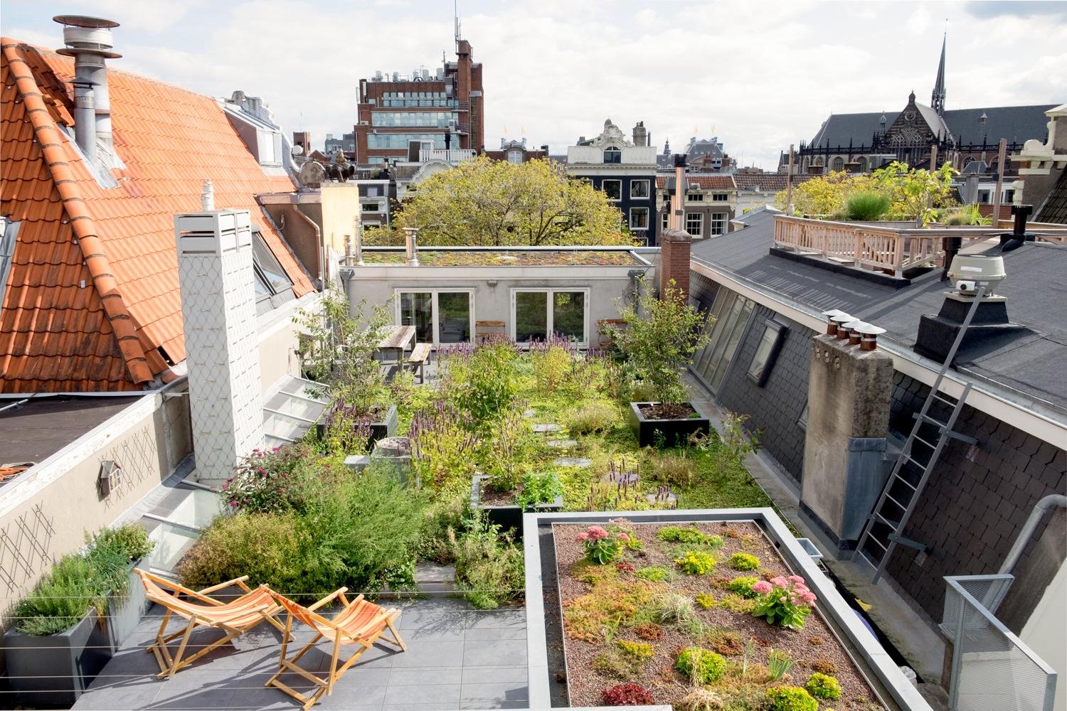 Amsterdam binnenstad met grachtenpanden en daken
