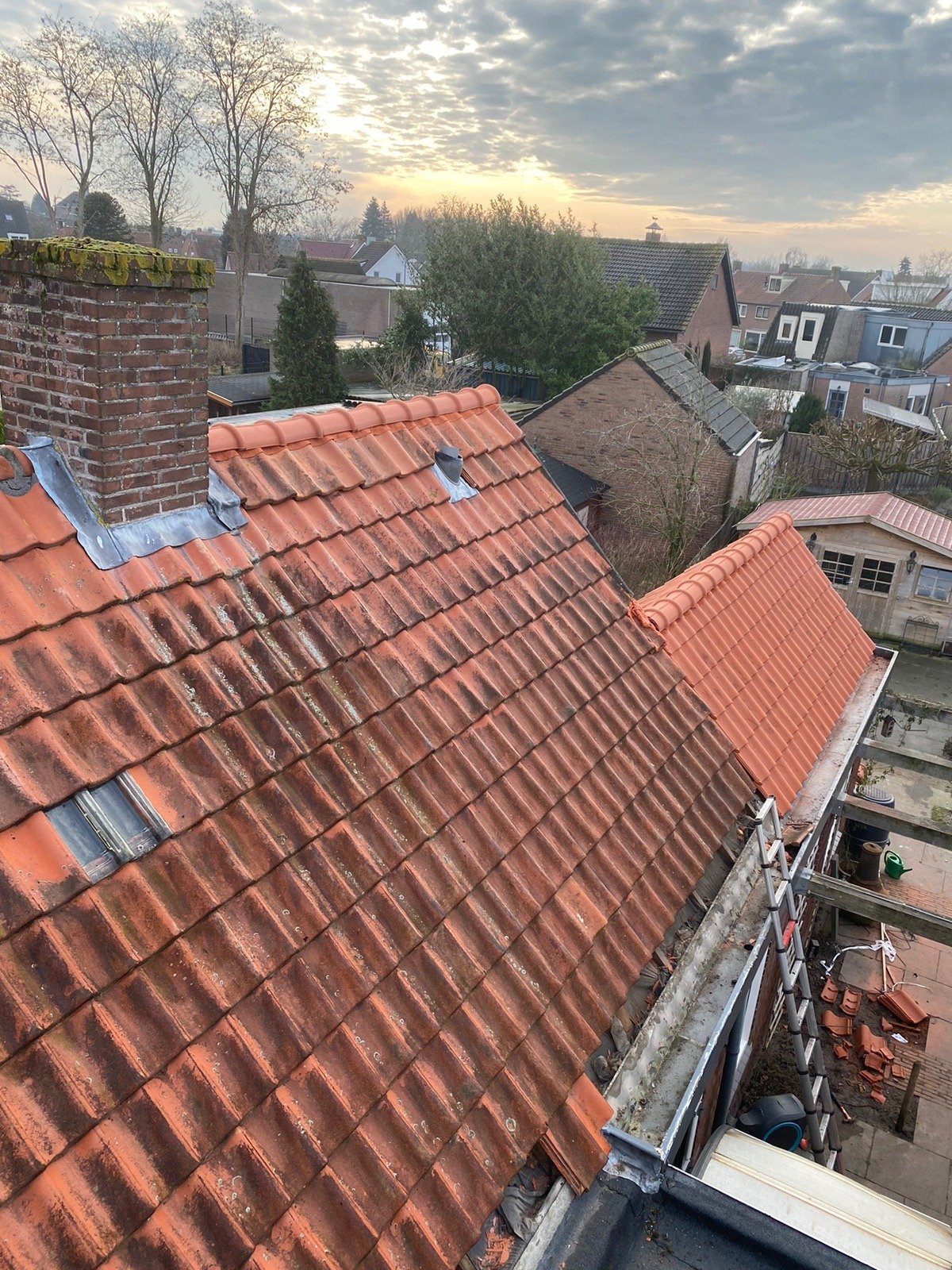 Beschadigd dak met losse pannen, voor reparatie
