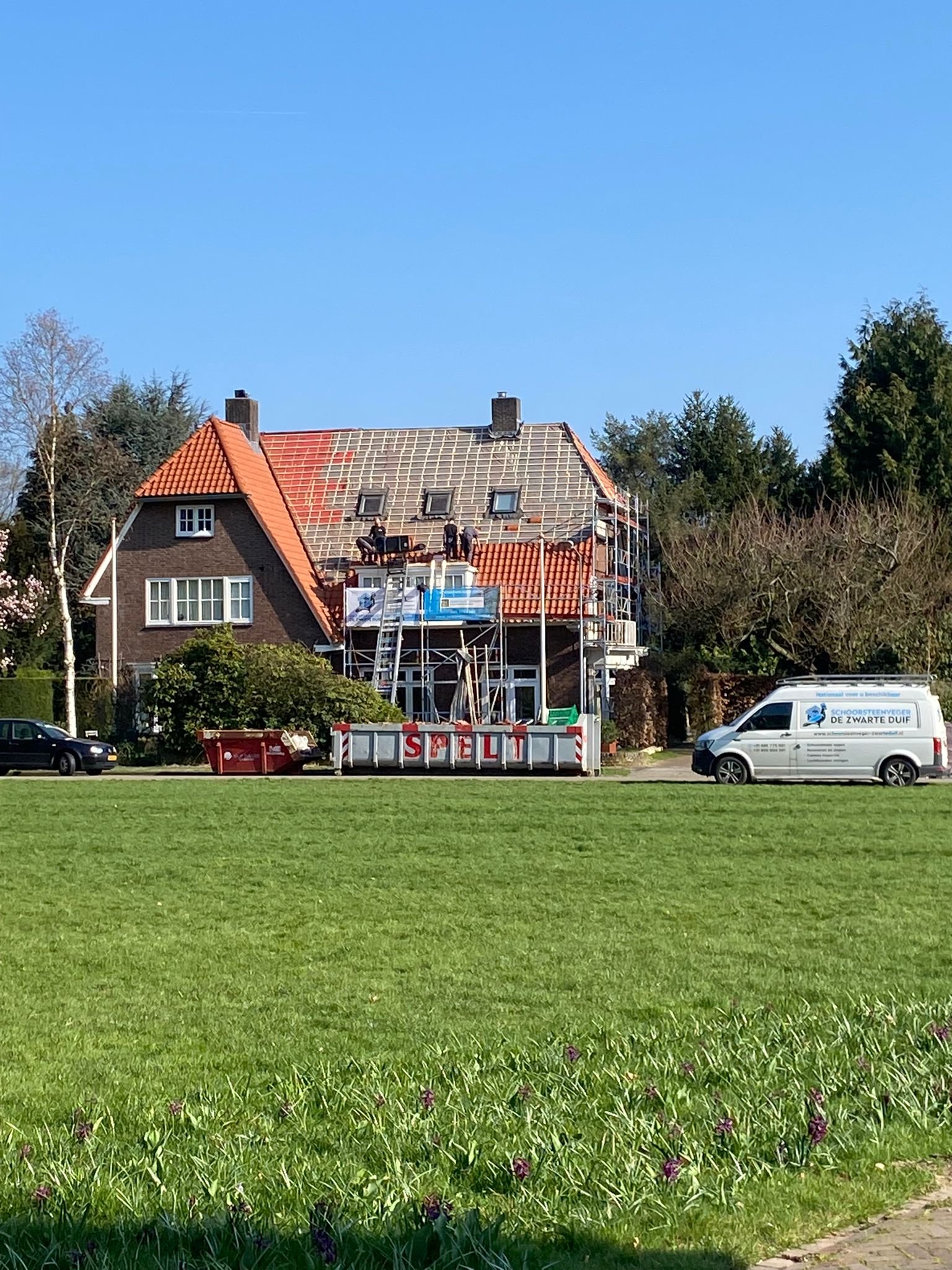 Gebroken en verschoven dakpannen van bovenaf bekeken