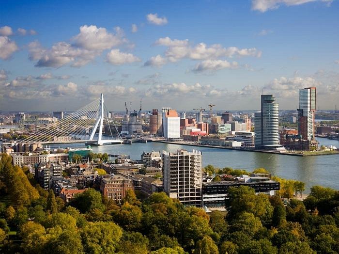 Rotterdam skyline met moderne en oude bebouwing
