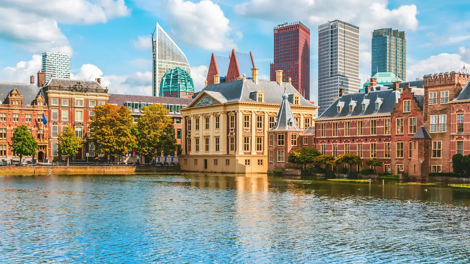 Den Haag skyline met regeringsgebouwen