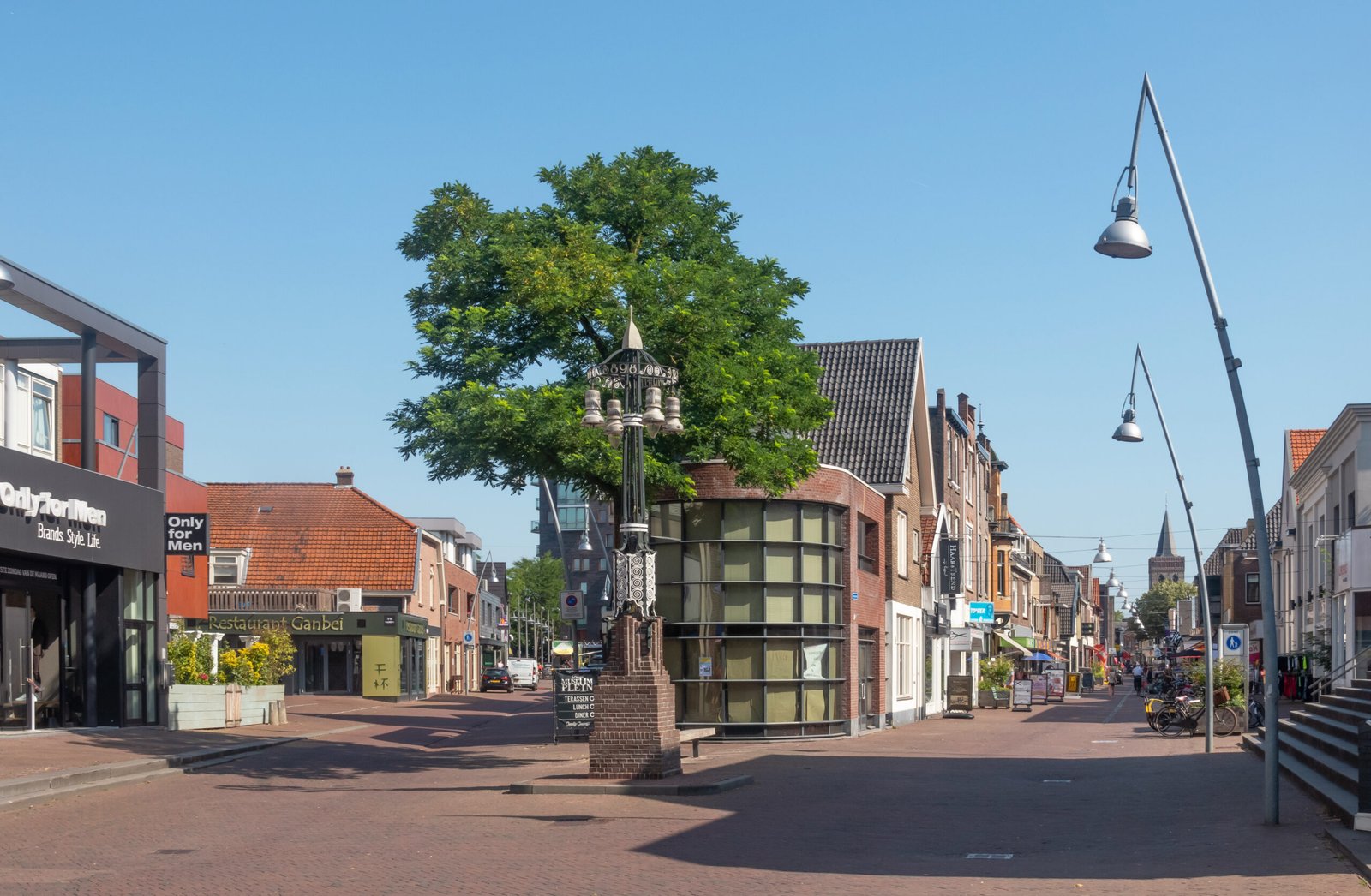 Dakdekker aan het werk op een dak in Ede
